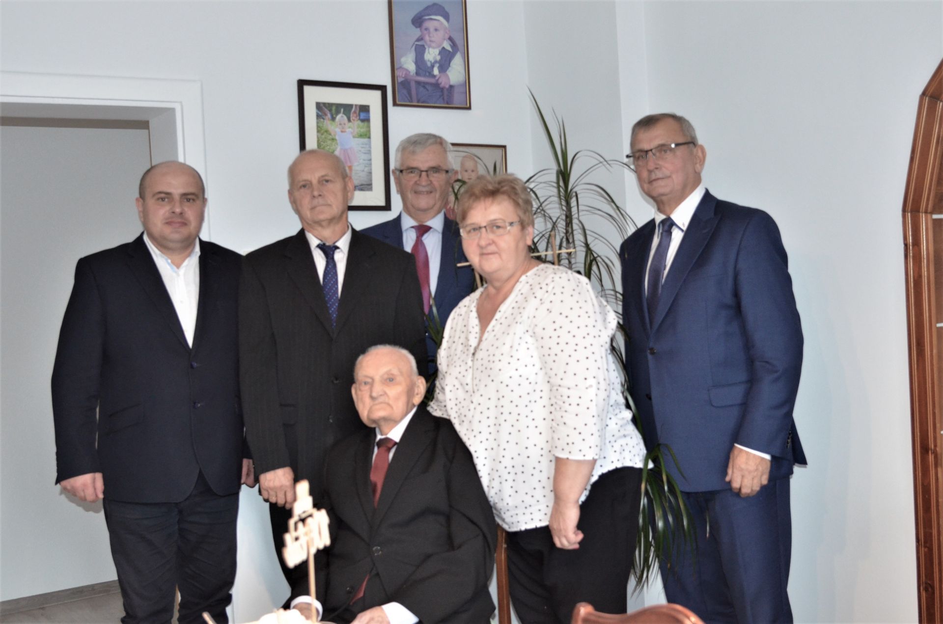 Jubilat w otoczeniu rodziny i gości 