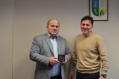 prezes LKS Tomasz Lamczyk z wojtem Gminy Gorzyce