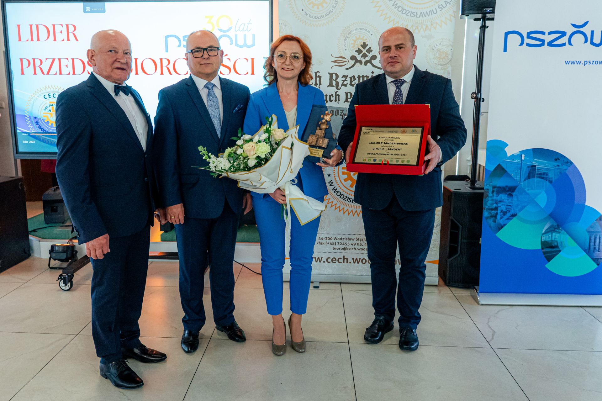 lauretka z wójtem i przewodniczącym RG