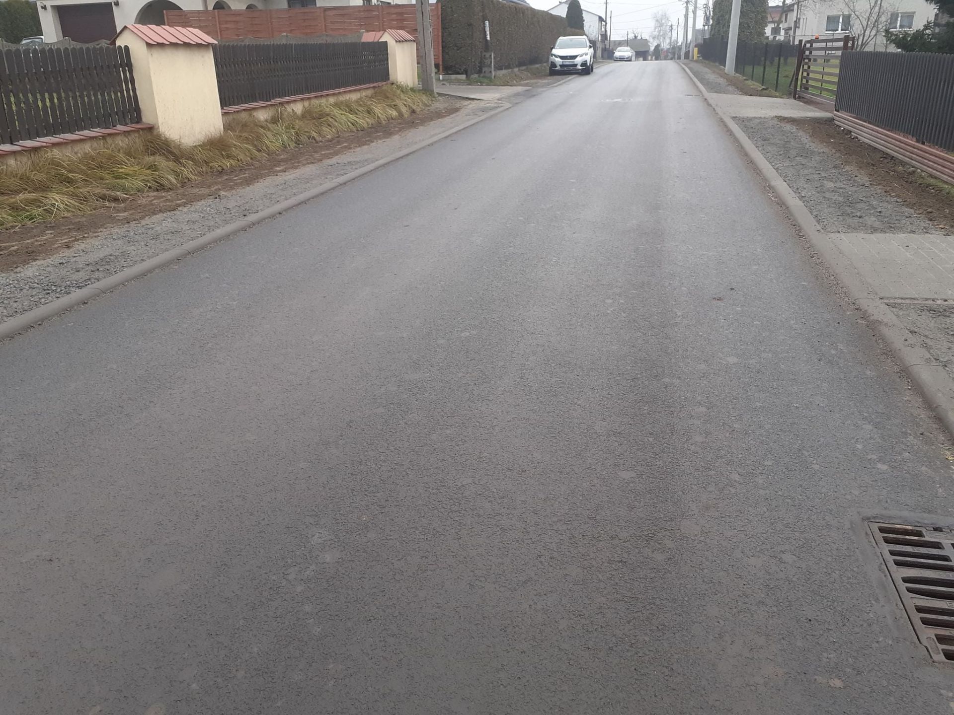 Obrazek przedstawia nową nawierzchnię ulicy Bełsznickiej